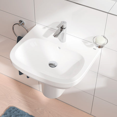 Lavabo blanc Grohe avec robinet moderne, salle de bain élégante