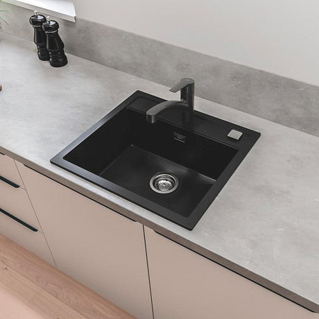 Évier de cuisine noir Grohe, type évier encastrable moderne sur plan de travail gris