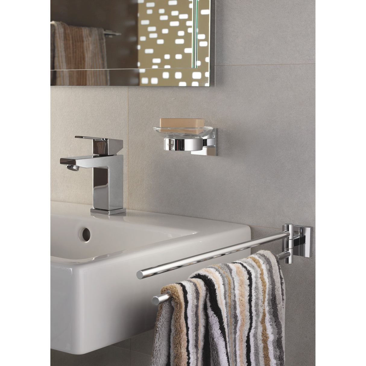 Porte-serviettes chromé Grohe mural, accessoire salle de bain, couleur argentée.