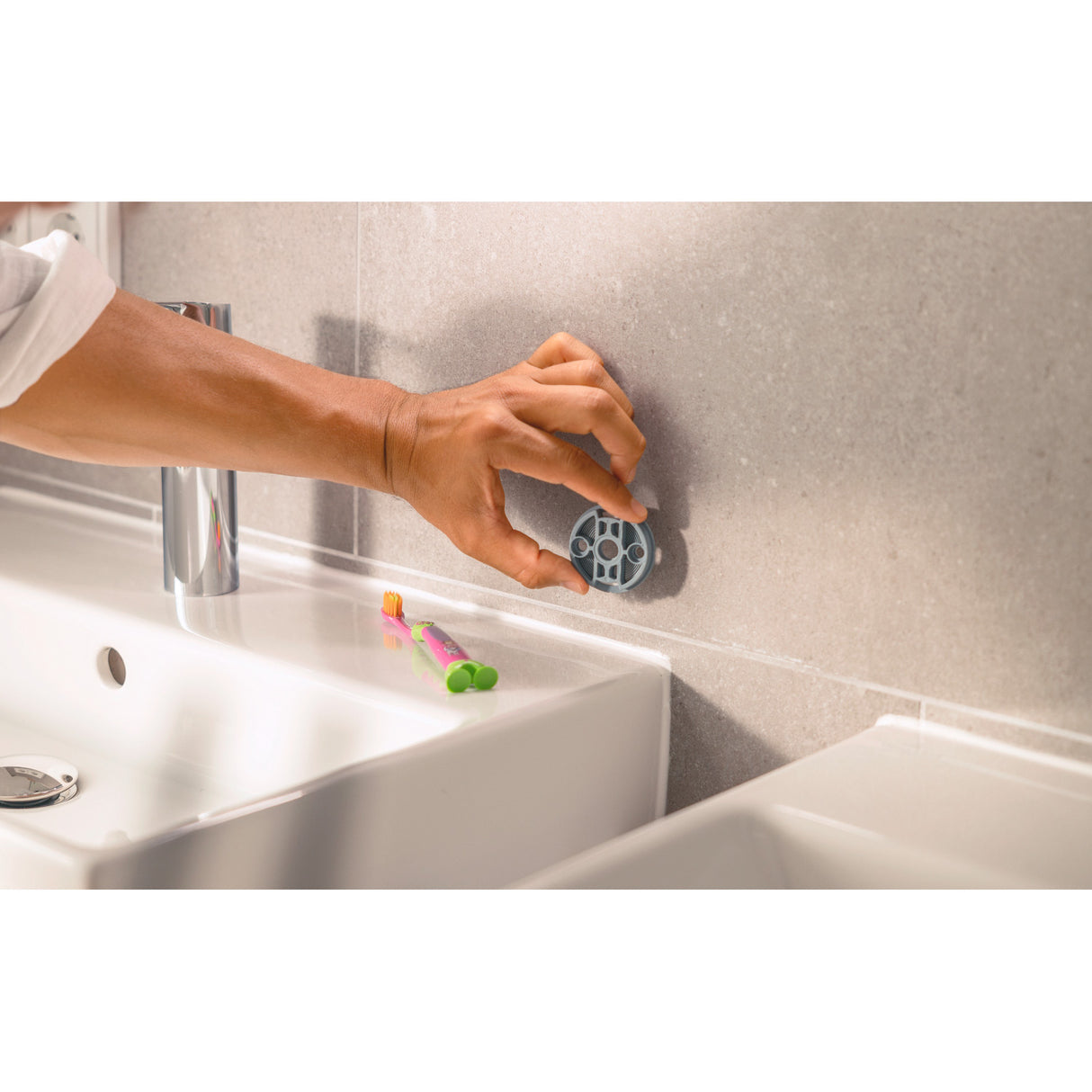 Support mural Grohe, accessoire salle de bain gris, installation facile sur carrelage.