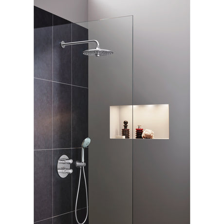 Colonne de douche Grohe, type mitigeur thermostatique, couleur chrome, installée dans une salle de bain moderne.