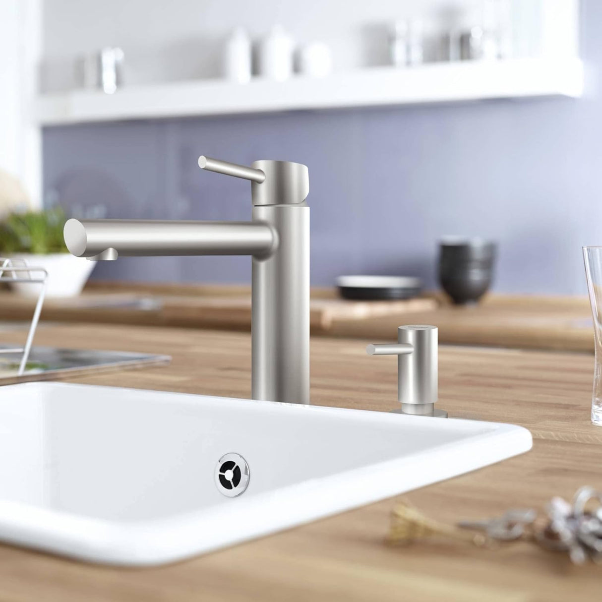 Mitigeur Grohe cuisine, robinet bec droit couleur inox, design moderne.