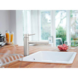 Mitigeur de cuisine Grohe, robinet inox brossé, moderne sur évier blanc