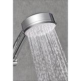 Pommeau de douche Grohe chromé, rond, couleur argent, en fonctionnement.