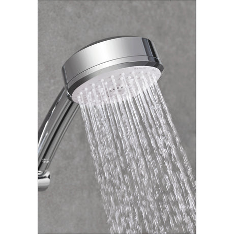 Pommeau de douche Grohe chromé, rond, couleur argent, en fonctionnement.