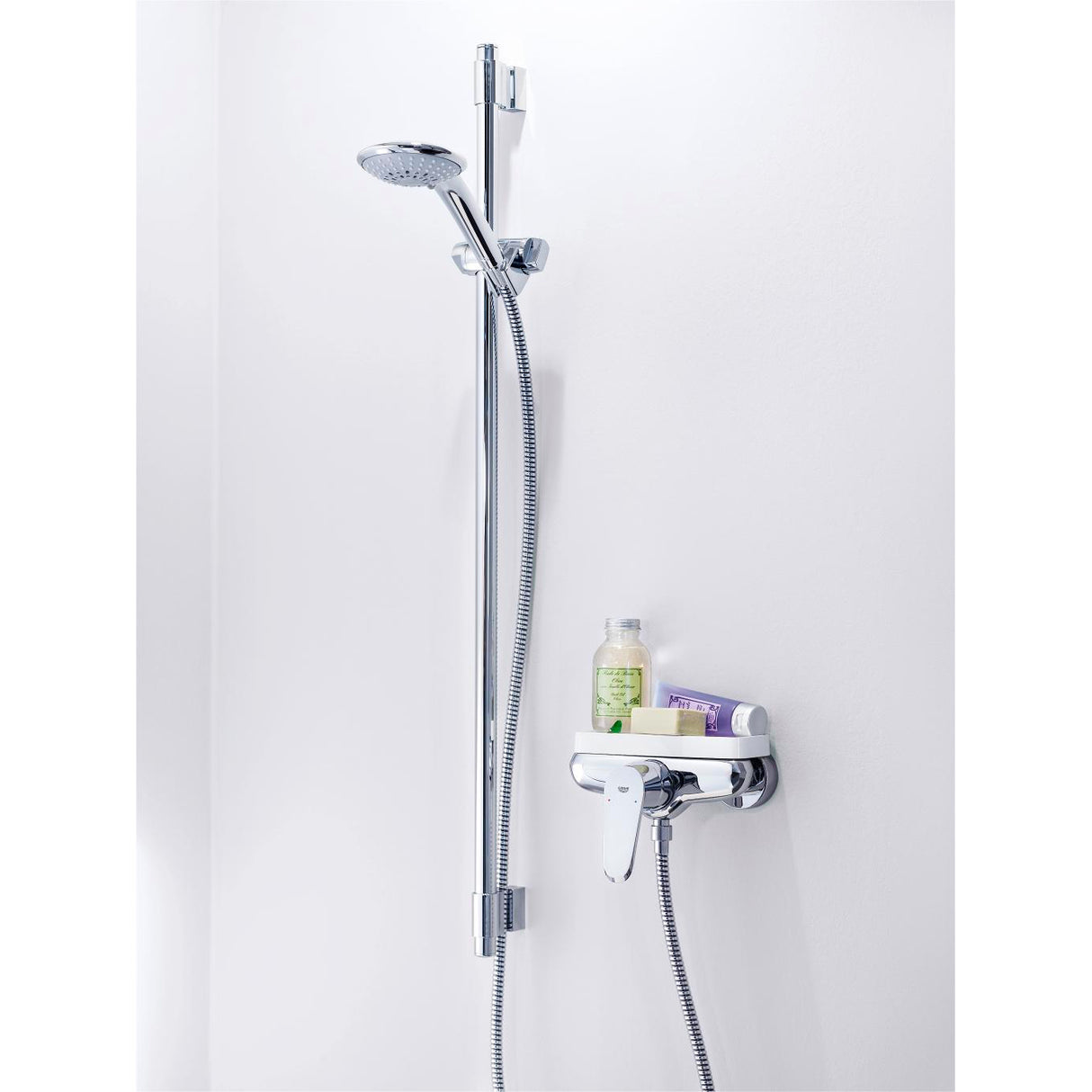 Colonne de douche Grohe, type mitigeur, couleur chrome, installée sur un mur blanc
