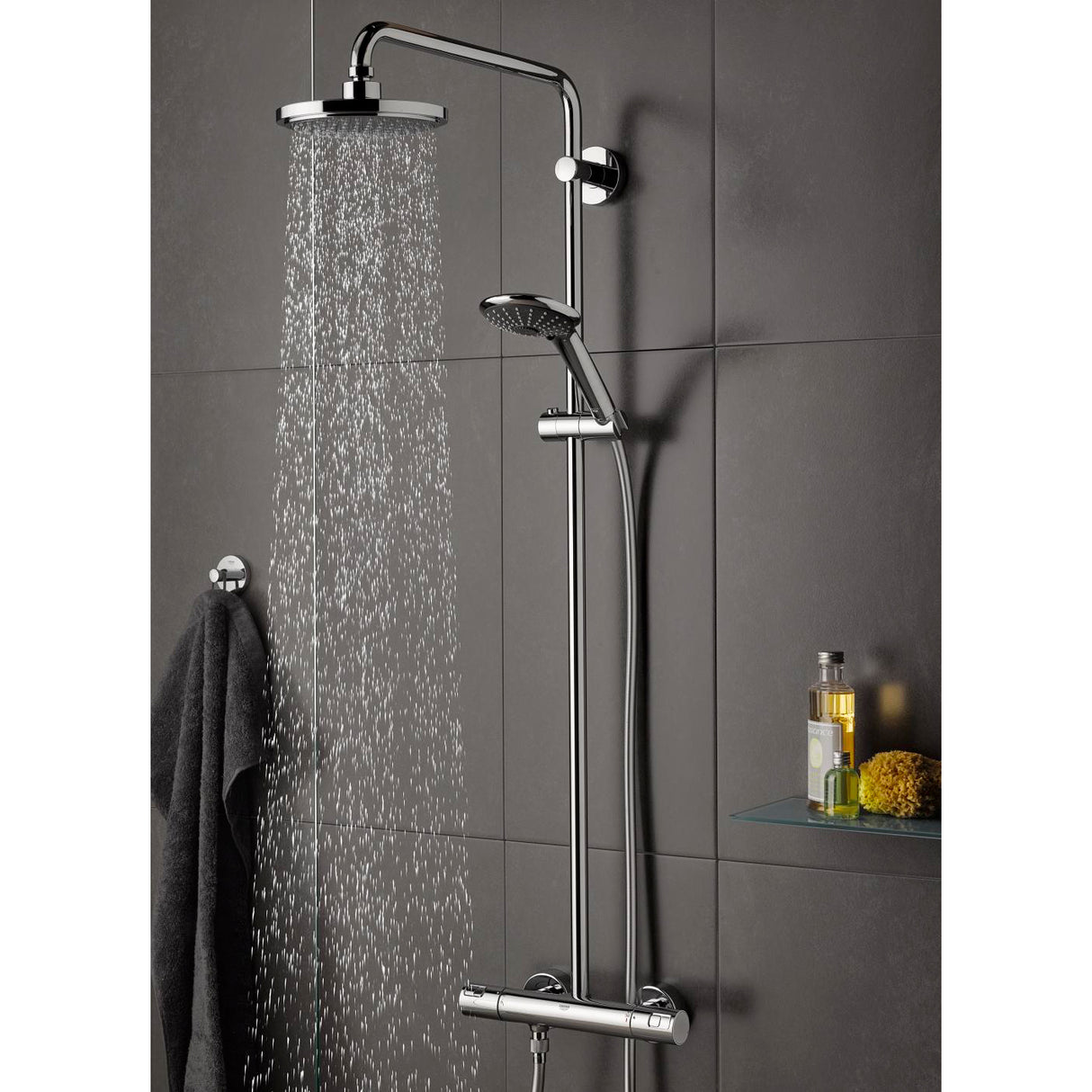 Colonne de douche Grohe, système de douche chromé, design moderne sur carrelage gris