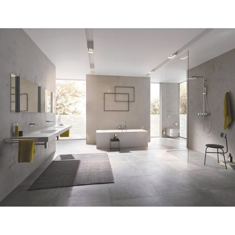 Salle de bain moderne Grohe, ensemble douche et baignoire, couleur gris clair