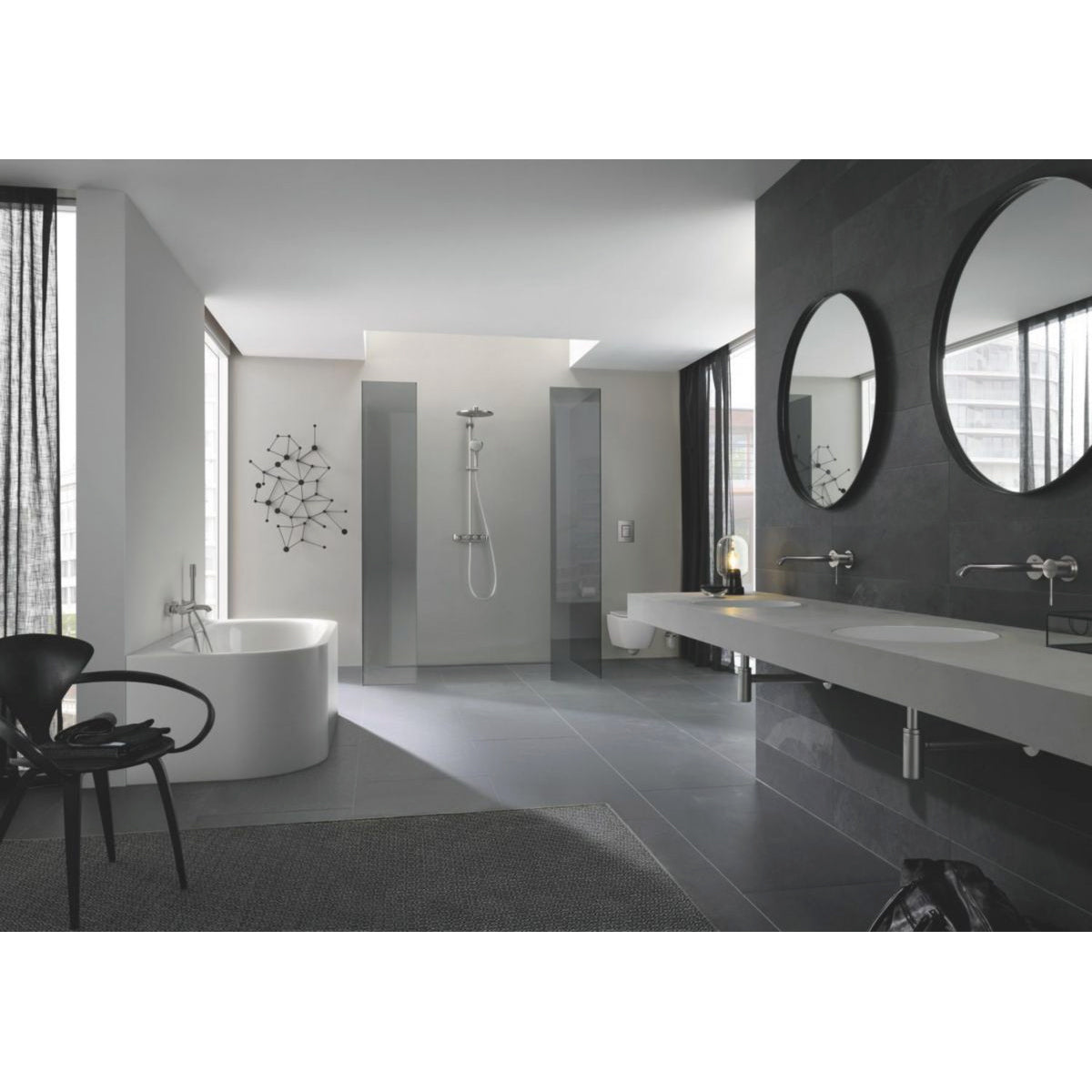 Salle de bain moderne avec colonne de douche Grohe, couleur grise, design épuré
