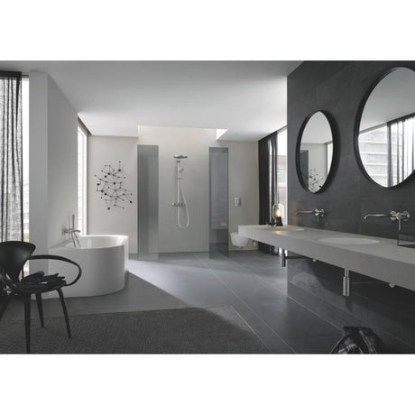 Salle de bain moderne avec colonne de douche Grohe, couleur grise, design épuré