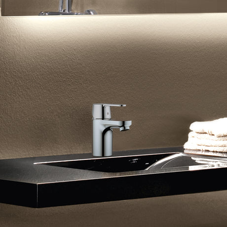 Mitigeur chromé Grohe, robinet salle de bain couleur argent posée sur un lavabo moderne