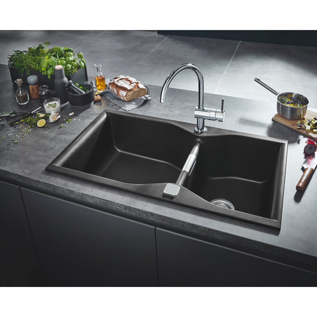 Évier de cuisine noir Grohe avec mitigeur, modèle contemporain, coloris noir élégant.