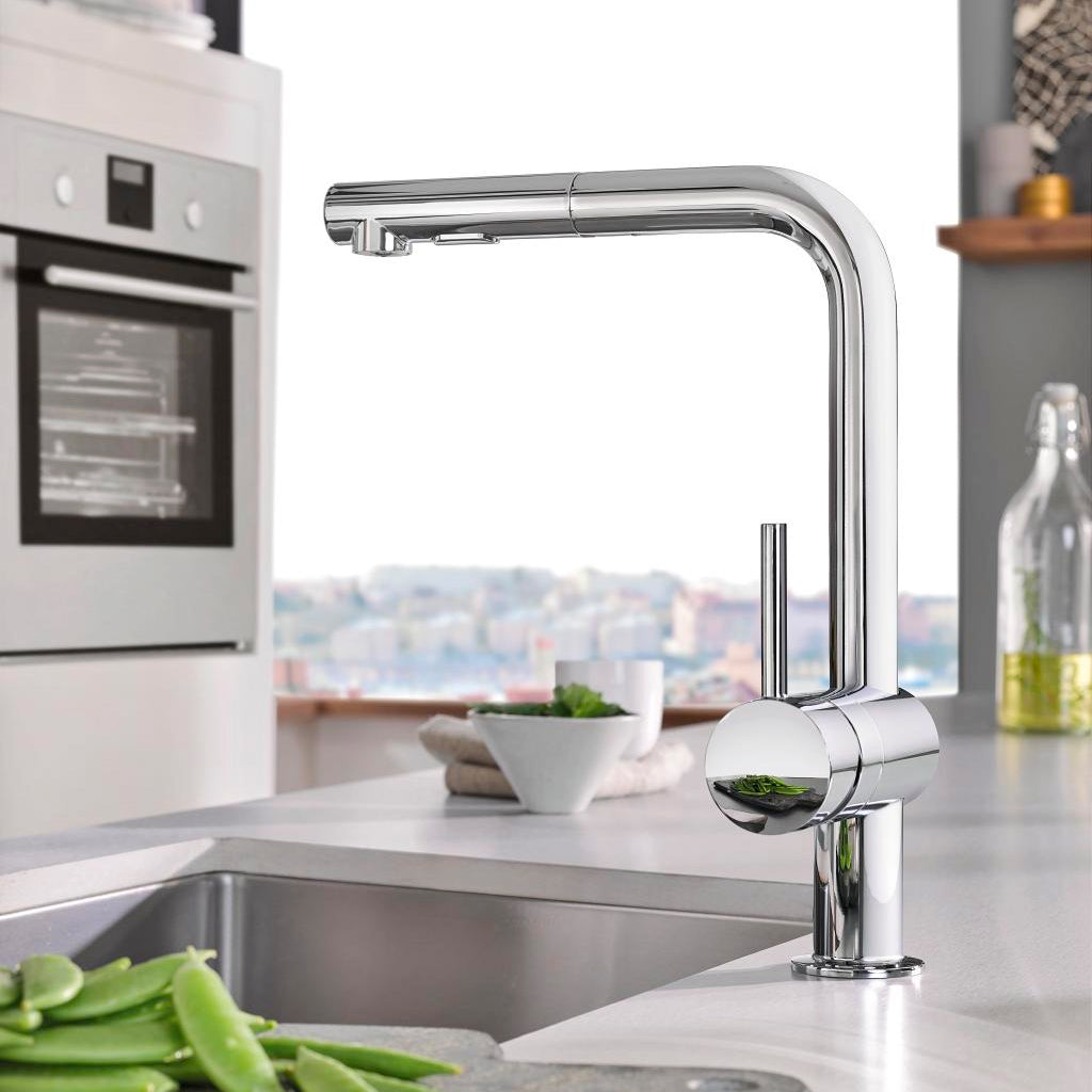 Mitigeur Grohe chromé, robinet de cuisine moderne, couleur argent, installé sur évier.