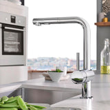 Mitigeur Grohe chromé, robinet de cuisine moderne, couleur argent, installé sur évier.
