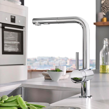Mitigeur Grohe chromé, robinet de cuisine moderne, couleur argent, installé sur évier.