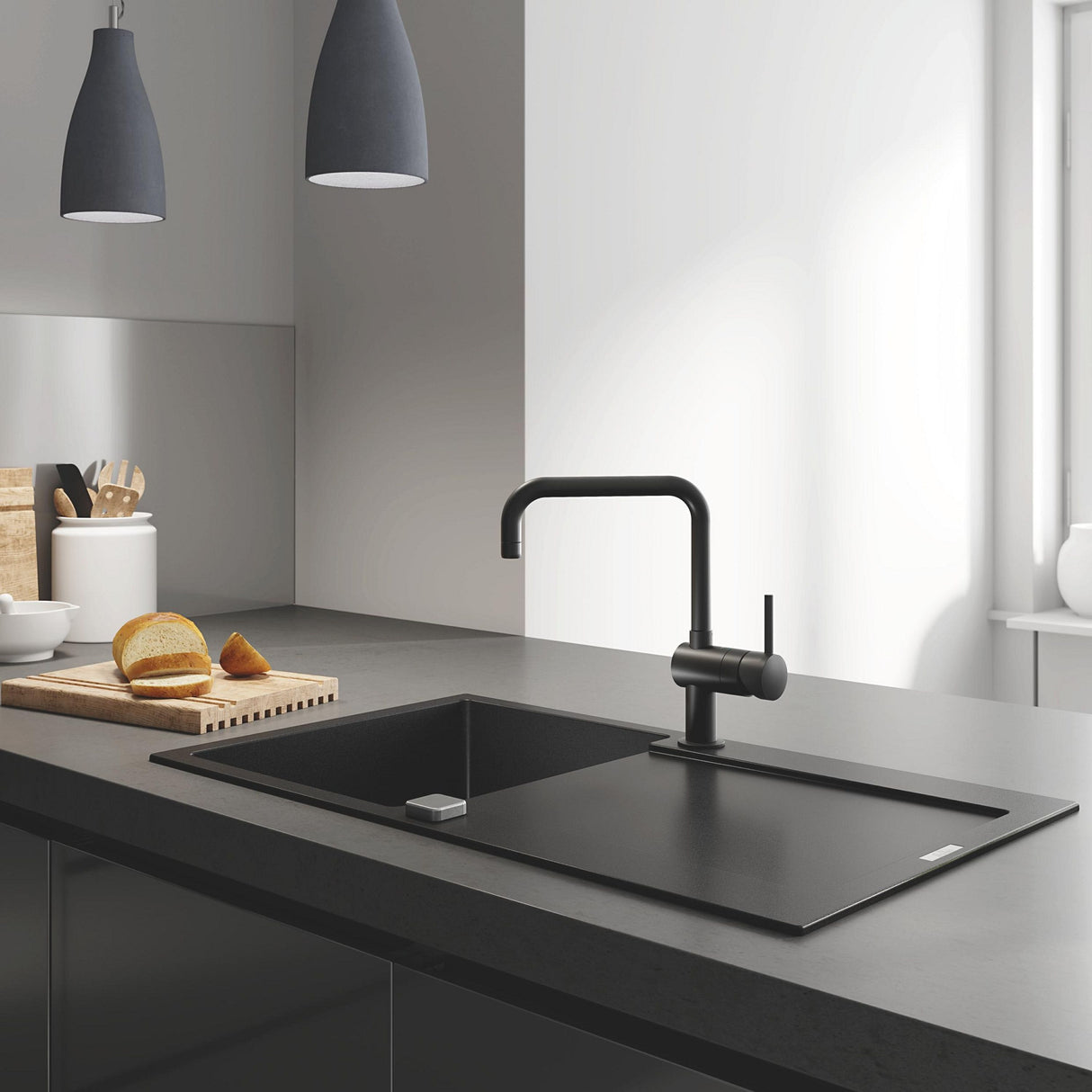 Évier noir avec robinet Grohe, type évier de cuisine moderne couleur noire