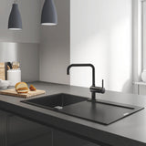 Évier noir avec robinet Grohe, type évier de cuisine moderne couleur noire