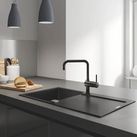 Évier noir avec robinet Grohe, type évier de cuisine moderne couleur noire