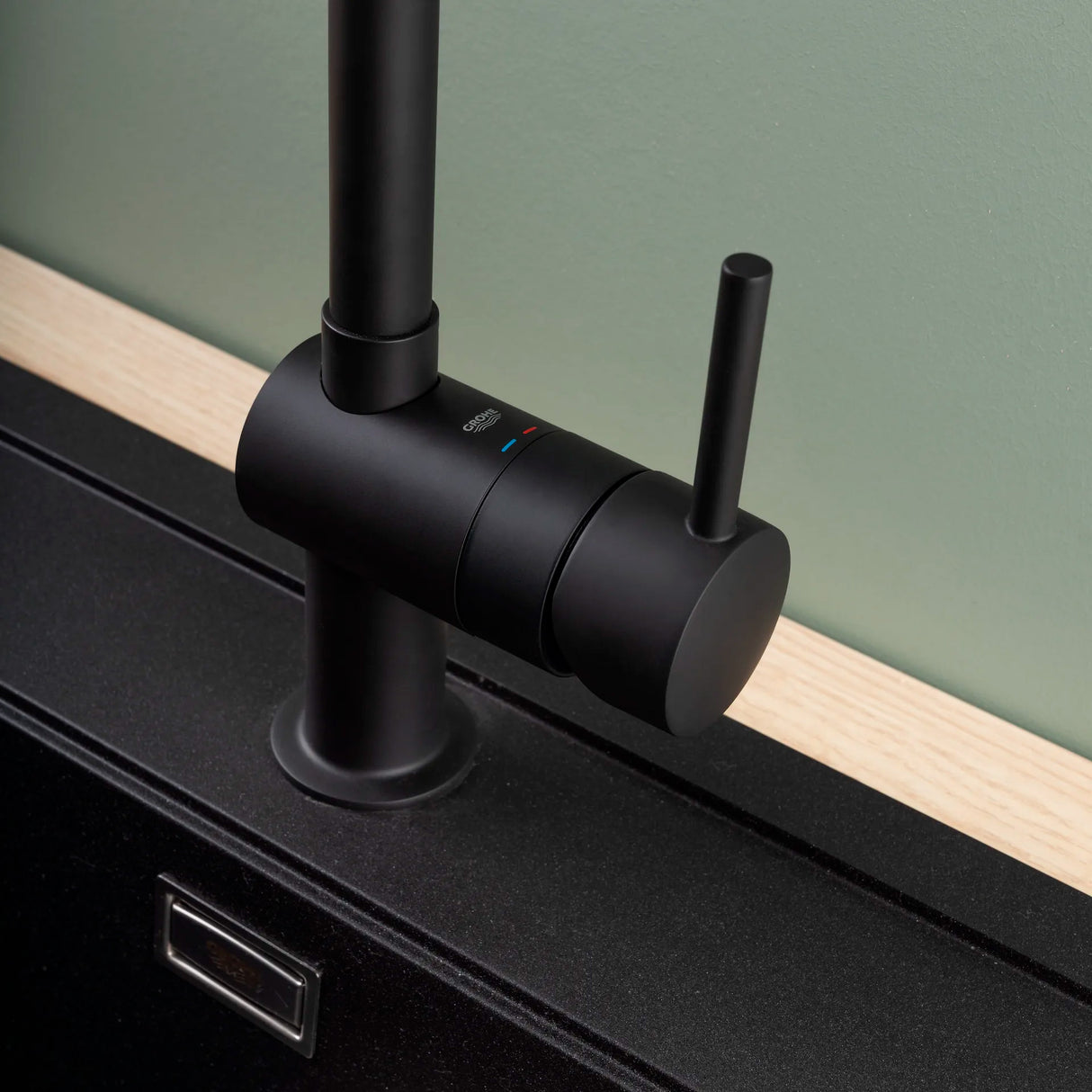 Mitigeur noir Grohe, robinet de cuisine moderne, design mat élégant