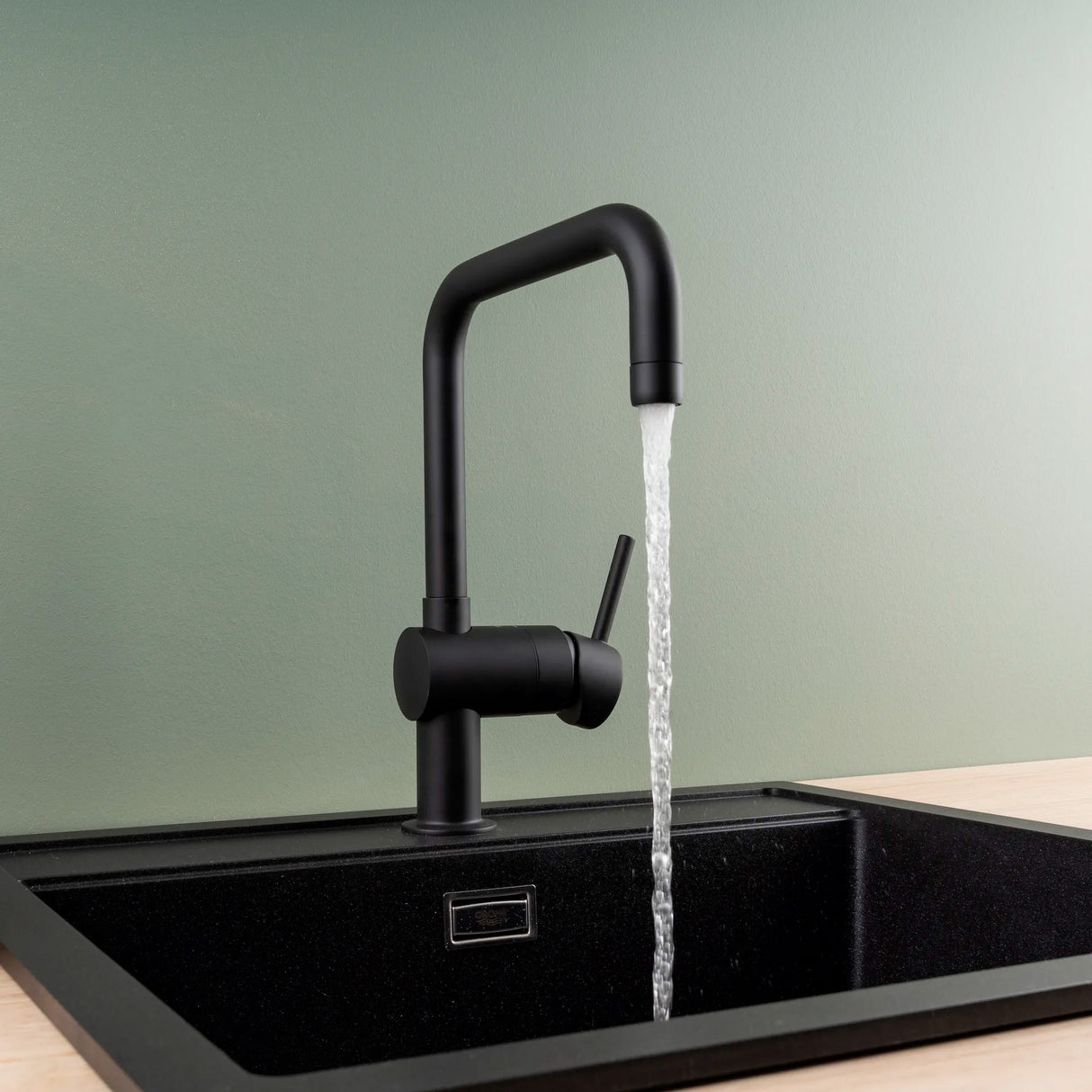 Mitigeur Grohe noir mat, robinet de cuisine moderne avec bec haut, eau courante