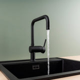 Mitigeur Grohe noir mat, robinet de cuisine moderne avec bec haut, eau courante