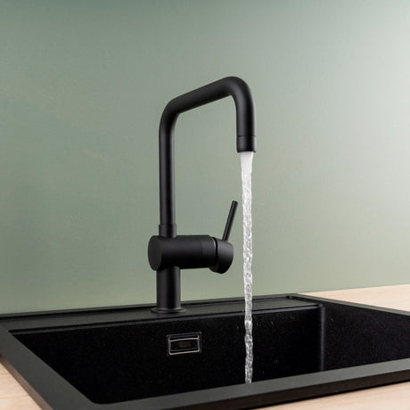 Mitigeur Grohe noir mat, robinet de cuisine moderne avec bec haut, eau courante