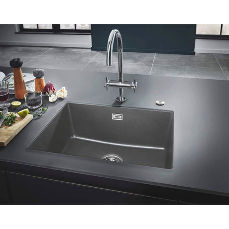 Évier de cuisine Grohe, type évier rectangulaire, couleur gris, moderne et élégant.
