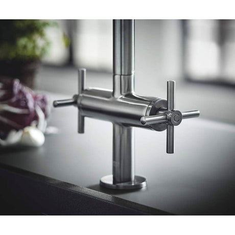 Mitigeur de cuisine Grohe en inox, robinet design contemporain couleur acier brossé.