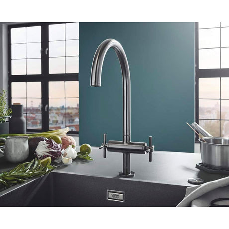 Mitigeur cuisine Grohe, robinet inox brossé, couleur argent, sur évier moderne.