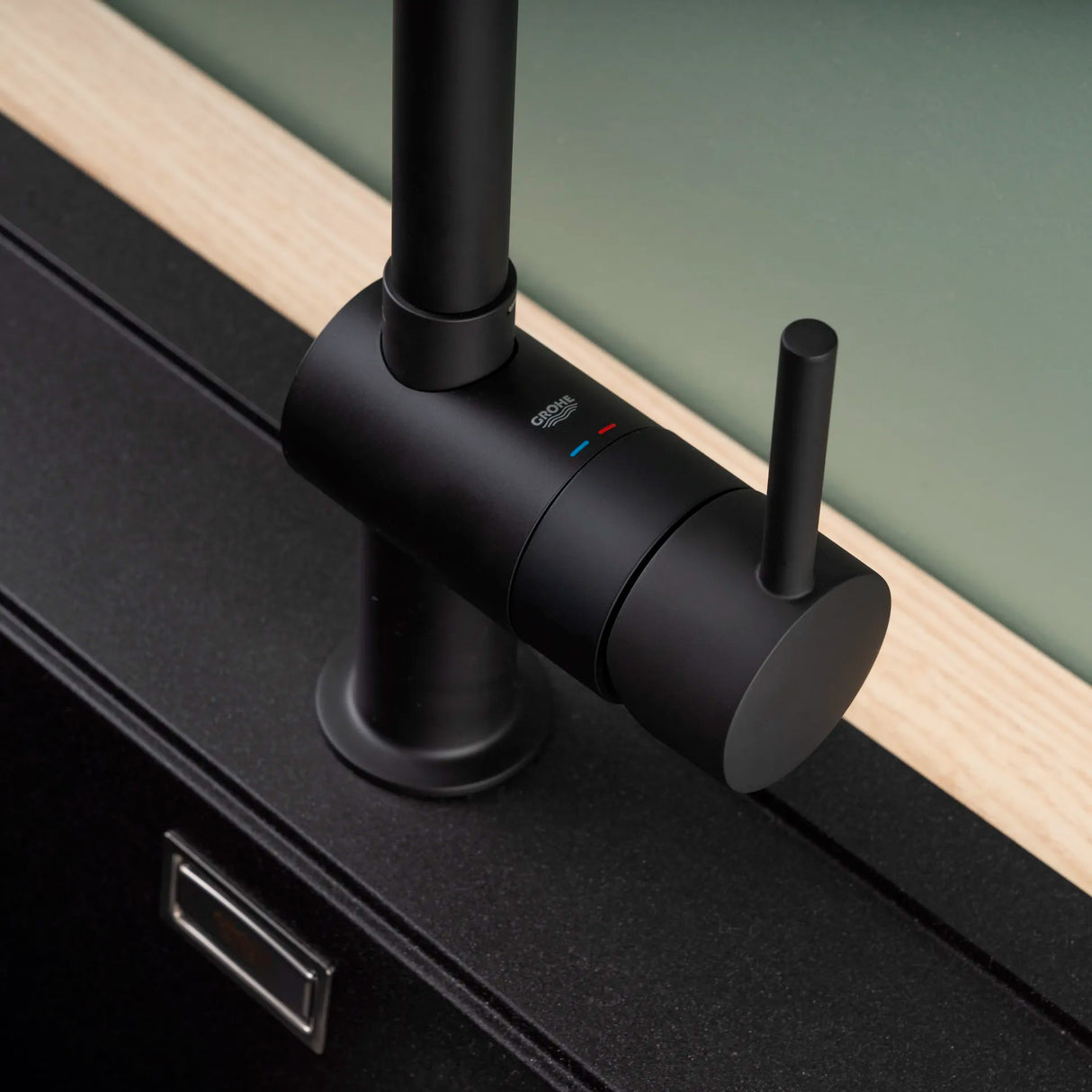 Mitigeur de cuisine Grohe noir mat design moderne sur évier noir