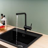 Mitigeur de cuisine noir Grohe sur évier design, robinetterie moderne