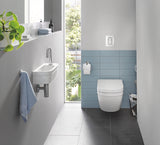 Toilette suspendue blanche Grohe, design moderne, avec carrelage bleu dans une salle de bain