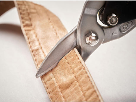Cisailles GM, outil de découpe, couleur argent, coupant une sangle beige