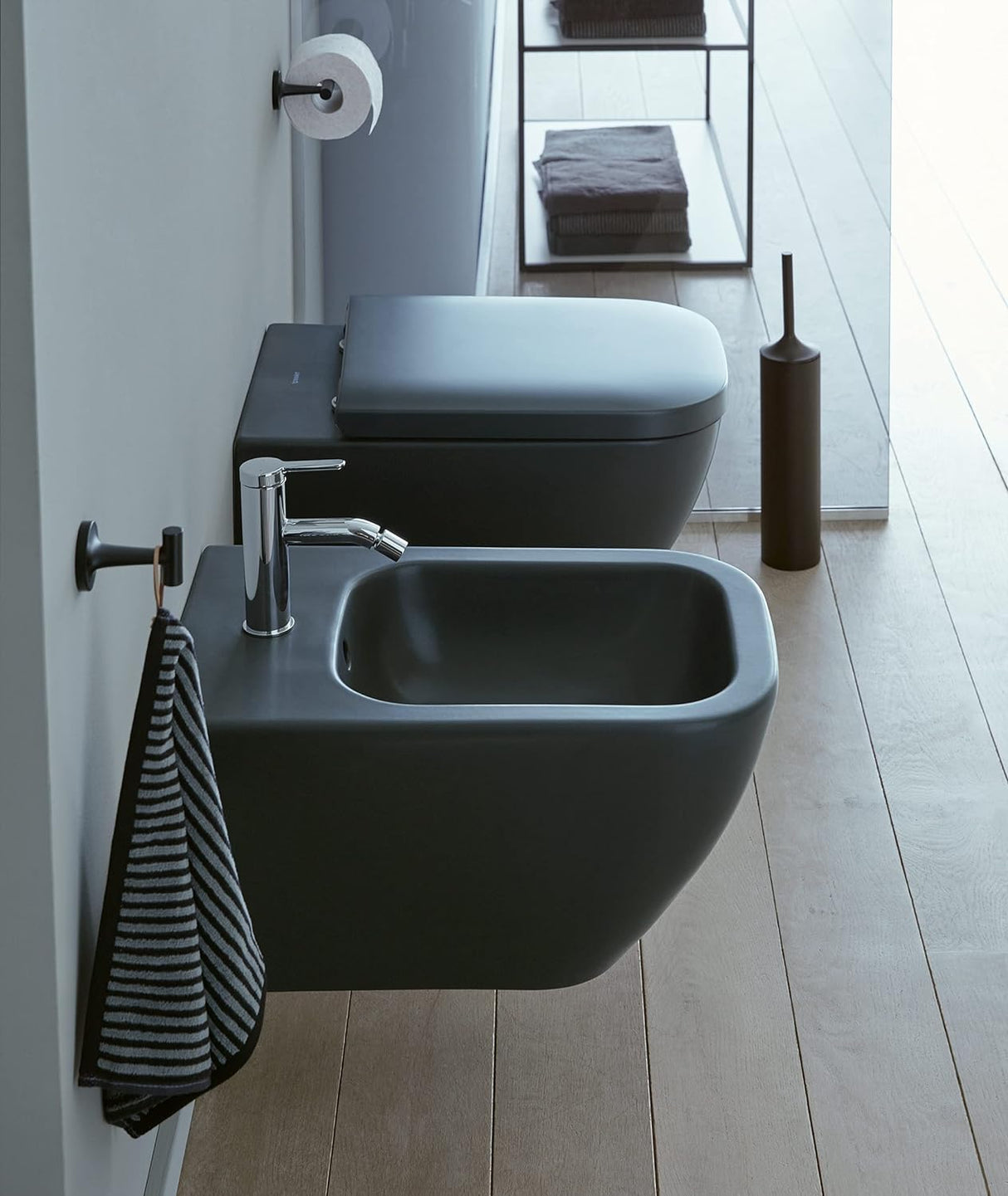 Bidet et WC suspendus noirs marque Villeroy & Boch, salle de bain moderne, couleur noir mat