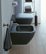 Bidet et WC suspendus noirs marque Villeroy & Boch, salle de bain moderne, couleur noir mat