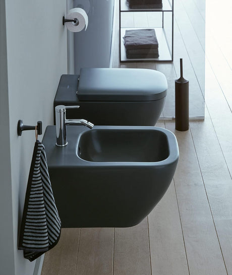 Bidet et WC suspendus noirs marque Villeroy & Boch, salle de bain moderne, couleur noir mat