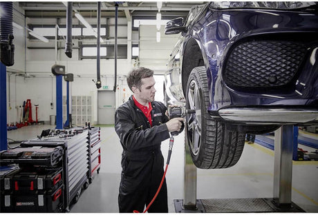 Outil électroportatif Facom, clé à chocs noire, utilisé en atelier auto, couleur noire