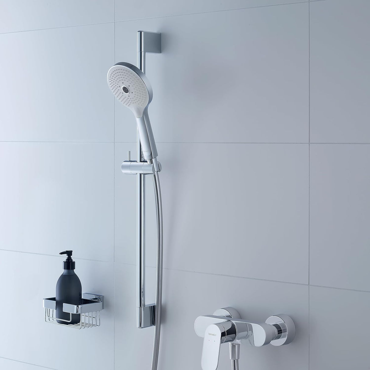 Douchette Grohe, colonne de douche, couleur chromée, design moderne sur carrelage mural.