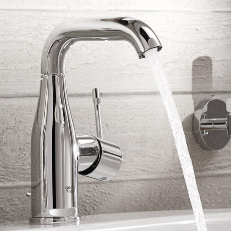 Mitigeur Grohe de salle de bain, robinet chrome, design moderne, eau coulant.