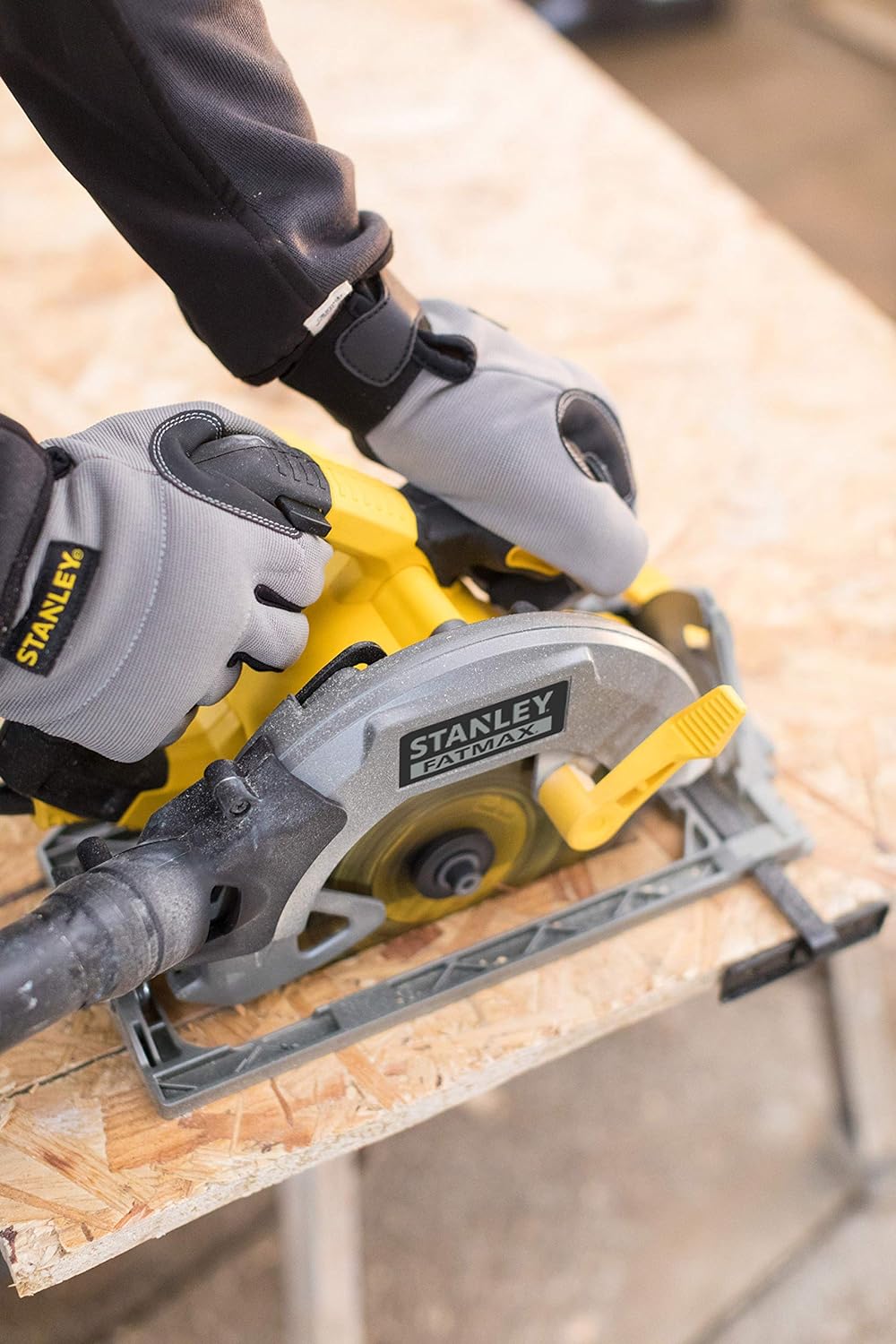 Scie circulaire Stanley Fatmax, outil électroportatif, couleur jaune et gris, en utilisation.