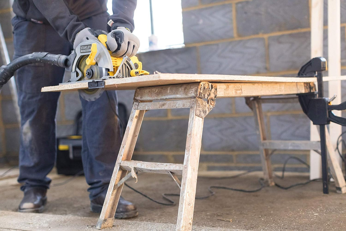 Scie circulaire Stanley Fatmax, outil électroportatif jaune et gris, en action sur bois.
