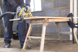Scie circulaire Stanley Fatmax, outil électroportatif jaune et gris, en action sur bois.