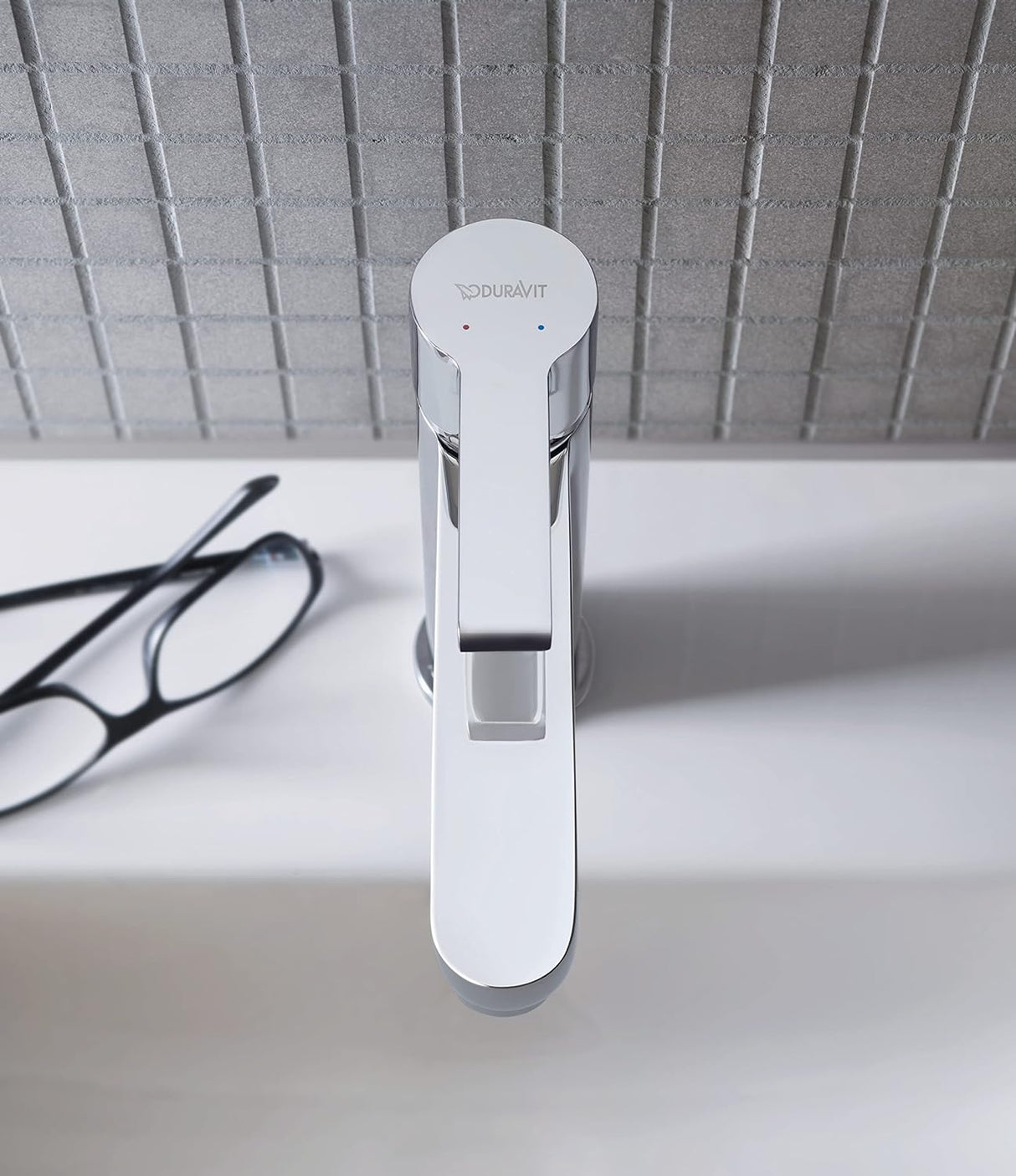 Mitigeur lavabo chrome Duravit, robinet de salle de bain couleur argentée.