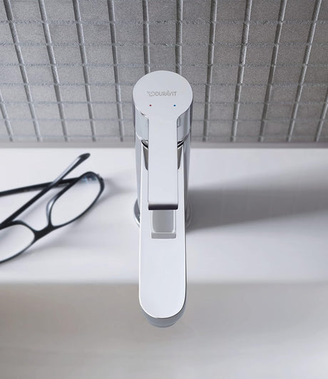 Mitigeur lavabo chrome Duravit, robinet de salle de bain couleur argentée.