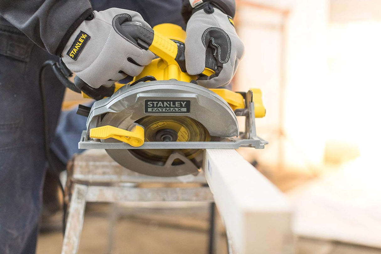 Scie circulaire Stanley Fatmax, outil électroportatif jaune et gris en action sur bois