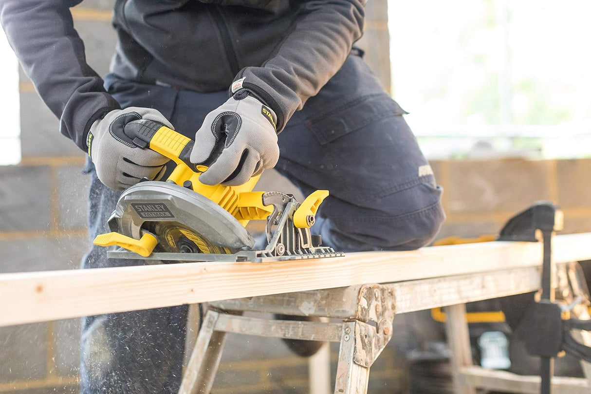 Scie circulaire Stanley, outil électroportatif de couleur jaune utilisée pour découpe de bois.