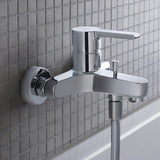 Mitigeur de bain Grohe, robinet chromé mural, couleur argent, installé sur carrelage gris