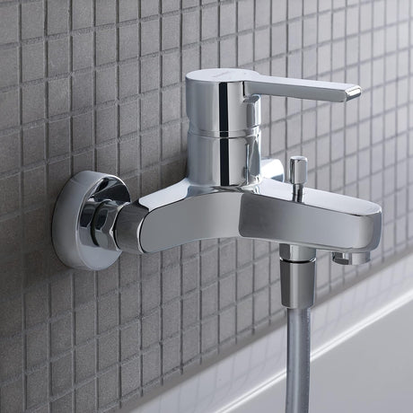 Mitigeur de bain Grohe, robinet chromé mural, couleur argent, installé sur carrelage gris