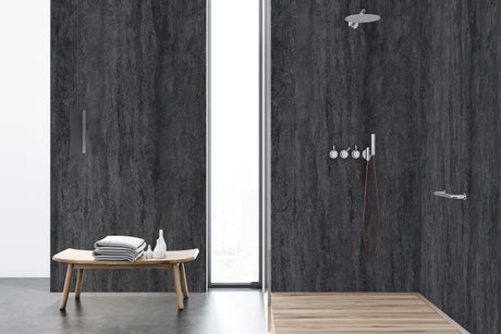 Panneau mural Vipanel, type panneau de douche, couleur pierre noir mat, installé dans une salle de bain moderne.