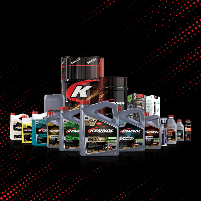 Huiles moteur de marque Kennol, bidons gris, fûts noirs et rouges, sur fond noir.
